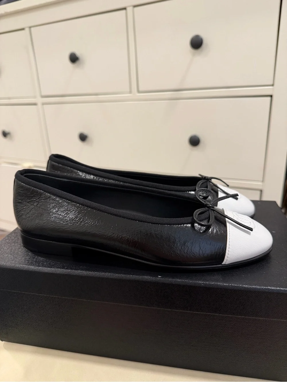 CHANEL 26S Ballet Flats in Black/White Crumpled